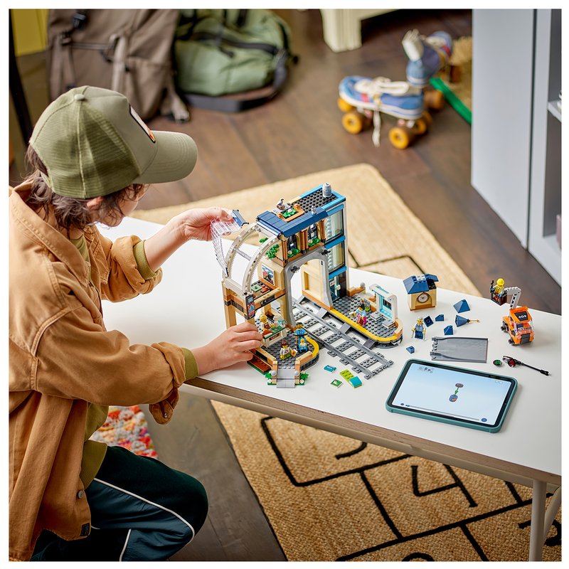 LEGO City Central Train Station Building Set (60469) 3 LEGO City Central Train Station Building Set (60469)