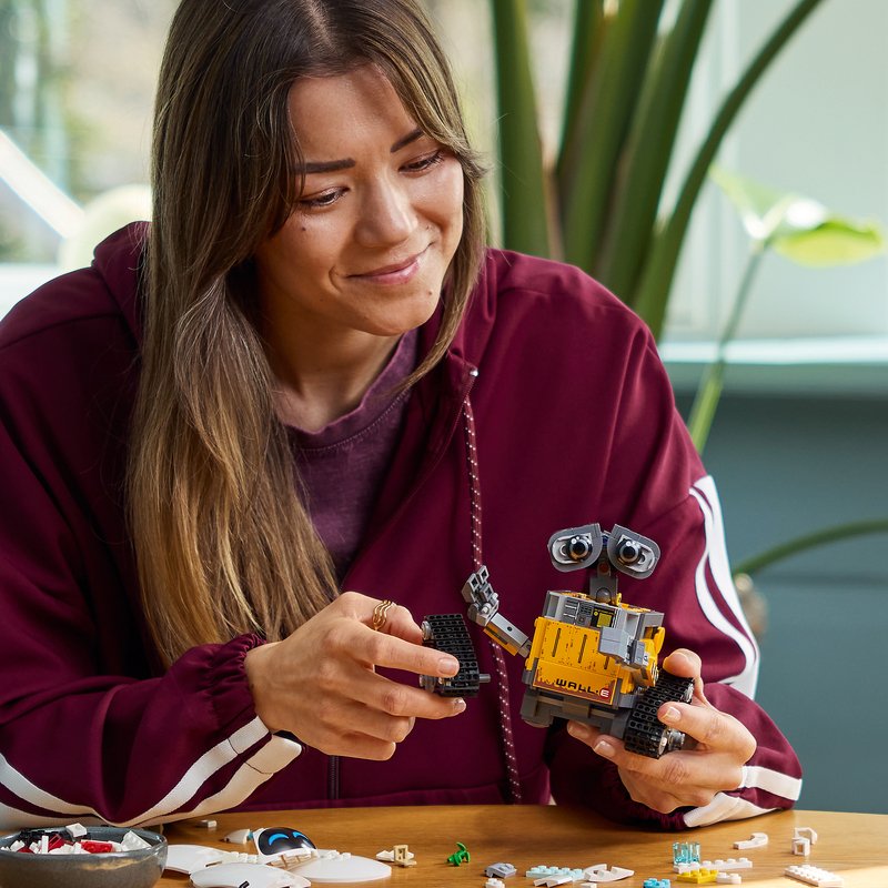 LEGO Disney WALL-E and EVE Building Set (43279) 3 LEGO Disney WALL-E and EVE Building Set (43279)